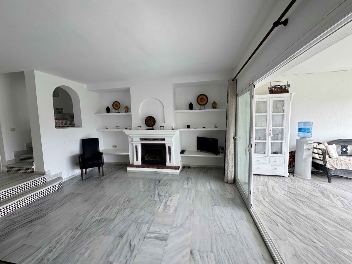 2 makuuhuone Omakotitalo myytävänä paikassa Miraflores mukana uima-altaan 
autotalli - 429 000 € (Ref: 9264176)