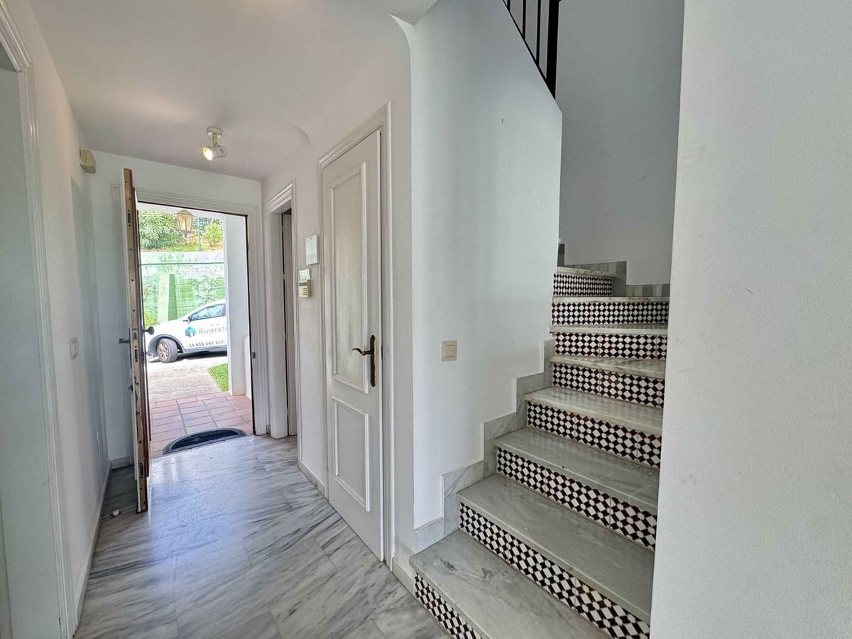 2 makuuhuone Omakotitalo myytävänä paikassa Miraflores mukana uima-altaan 
autotalli - 429 000 € (Ref: 9264176)