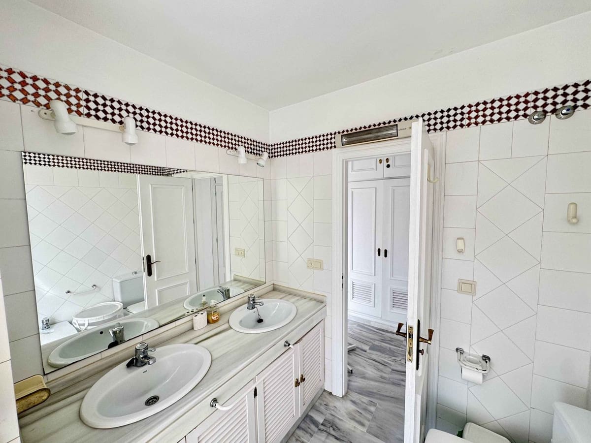 2 makuuhuone Omakotitalo myytävänä paikassa Miraflores mukana uima-altaan 
autotalli - 429 000 € (Ref: 9264176)