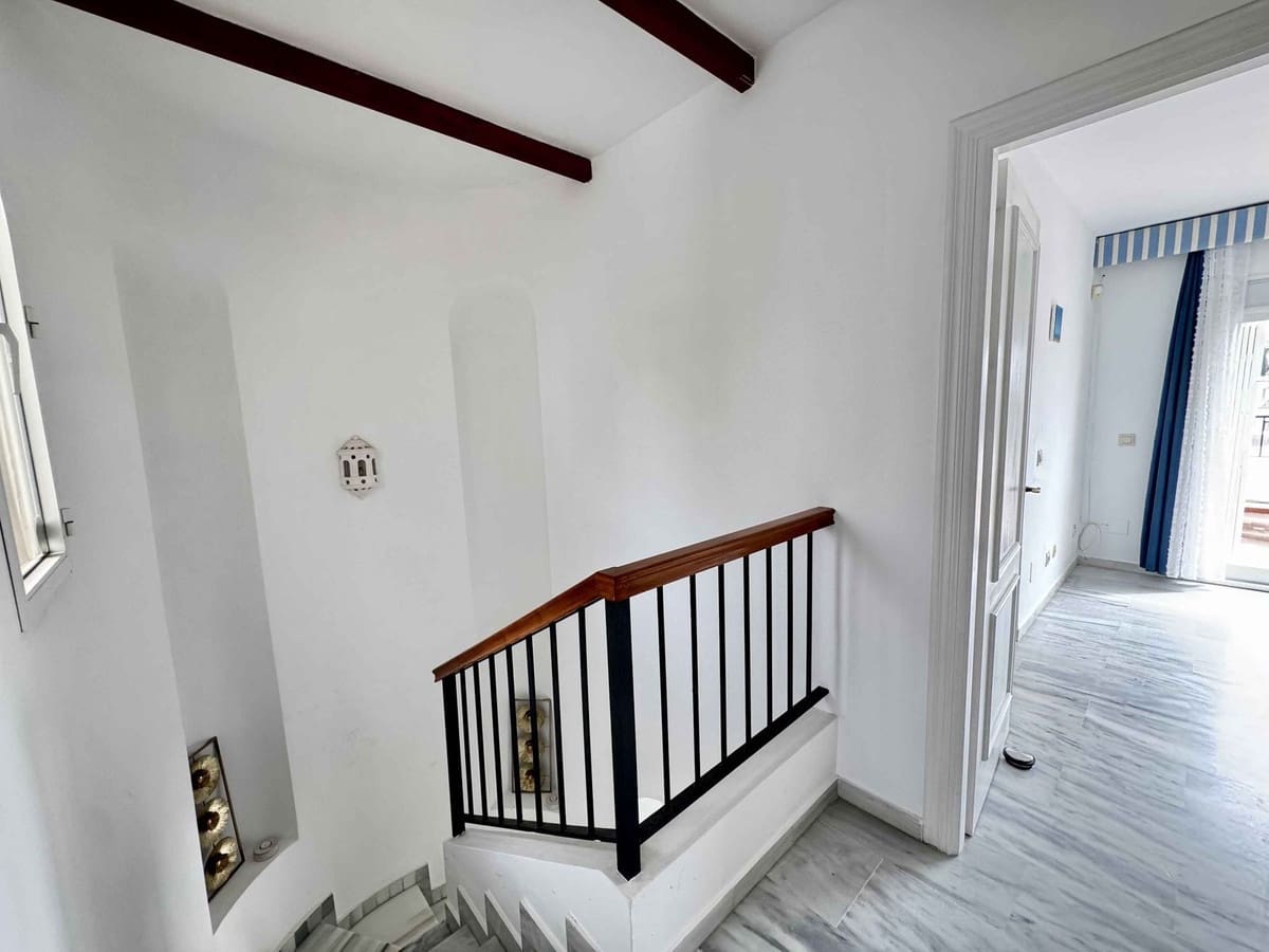 2 makuuhuone Omakotitalo myytävänä paikassa Miraflores mukana uima-altaan 
autotalli - 429 000 € (Ref: 9264176)