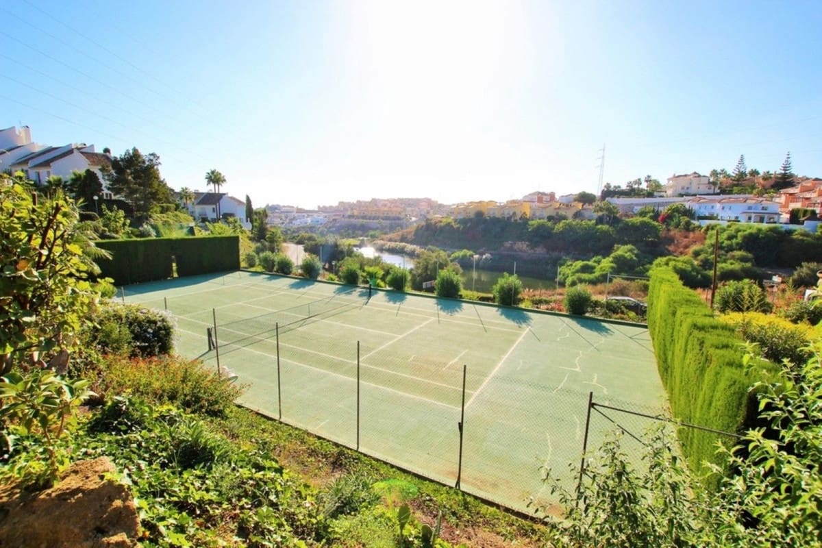 2 makuuhuone Omakotitalo myytävänä paikassa Miraflores mukana uima-altaan 
autotalli - 429 000 € (Ref: 9264176)