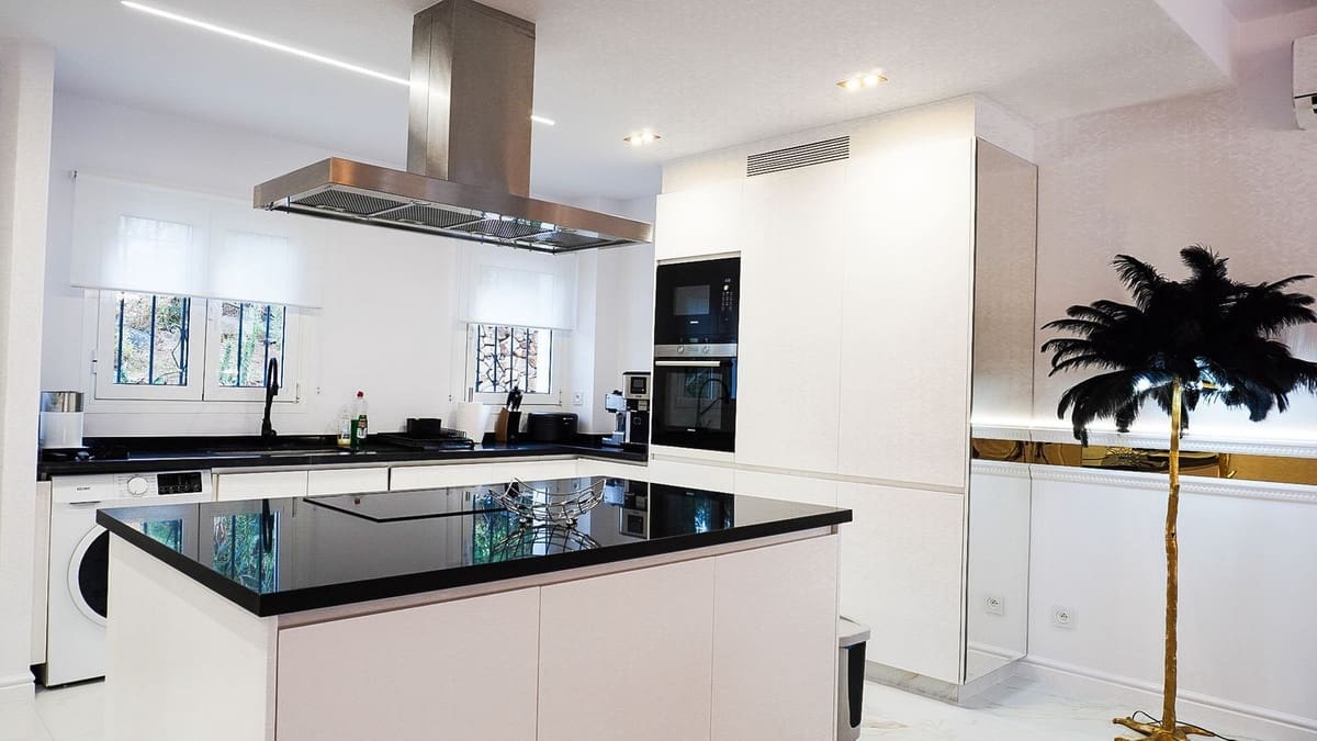 2 sypialnia Apartament na sprzedaż w Nueva Andalucia z basenem - 560 000 € (Ref: 9300757)