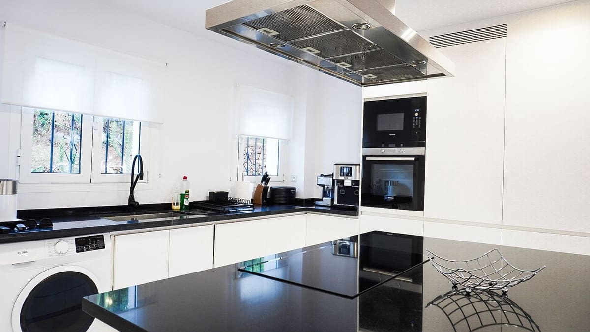 2 sypialnia Apartament na sprzedaż w Nueva Andalucia z basenem - 560 000 € (Ref: 9300757)