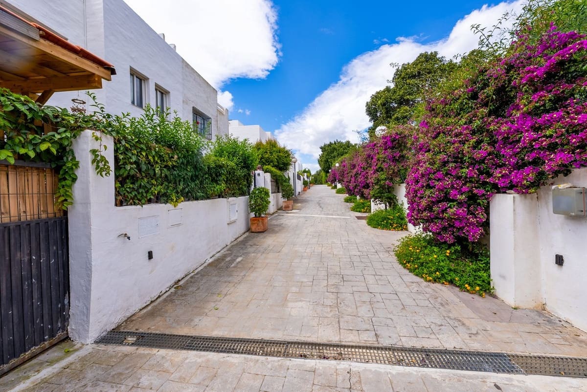 3 sovrum Semi-fristående Villa till salu i Marbella med pool garage - 790 000 € (Ref: 9303249)
