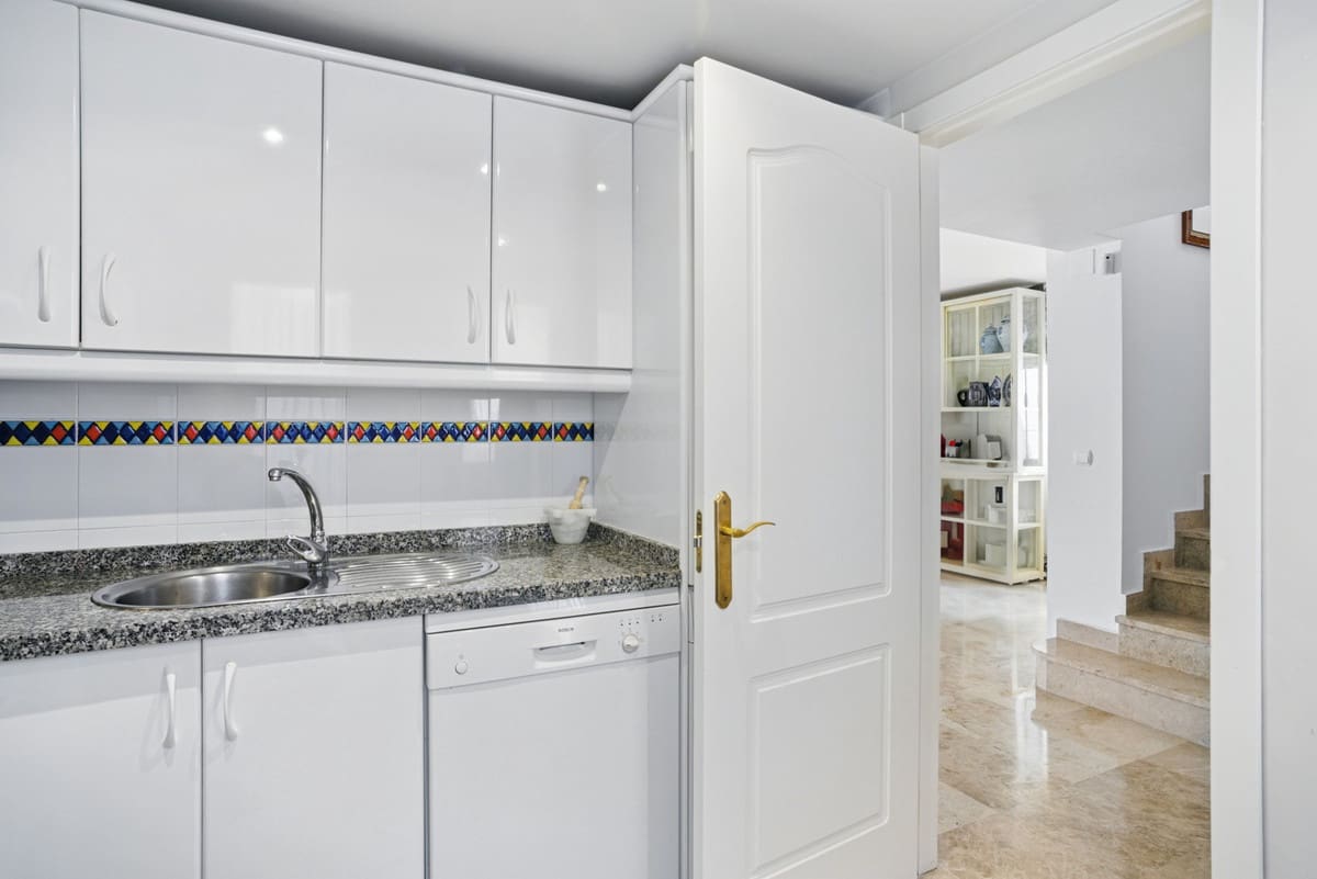 3 sypialnia Dom na sprzedaż w Nueva Andalucia z basenem garażem - 730 000 € (Ref: 9303254)