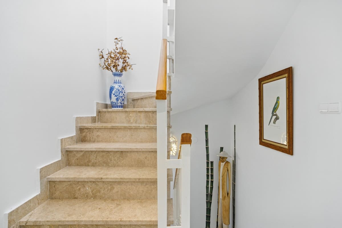 3 sypialnia Dom na sprzedaż w Nueva Andalucia z basenem garażem - 730 000 € (Ref: 9303254)