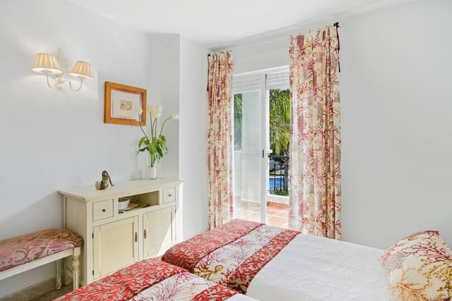 3 sypialnia Dom na sprzedaż w Nueva Andalucia, Marbella z basenem garażem - 730 000 € (Ref: 9303254)