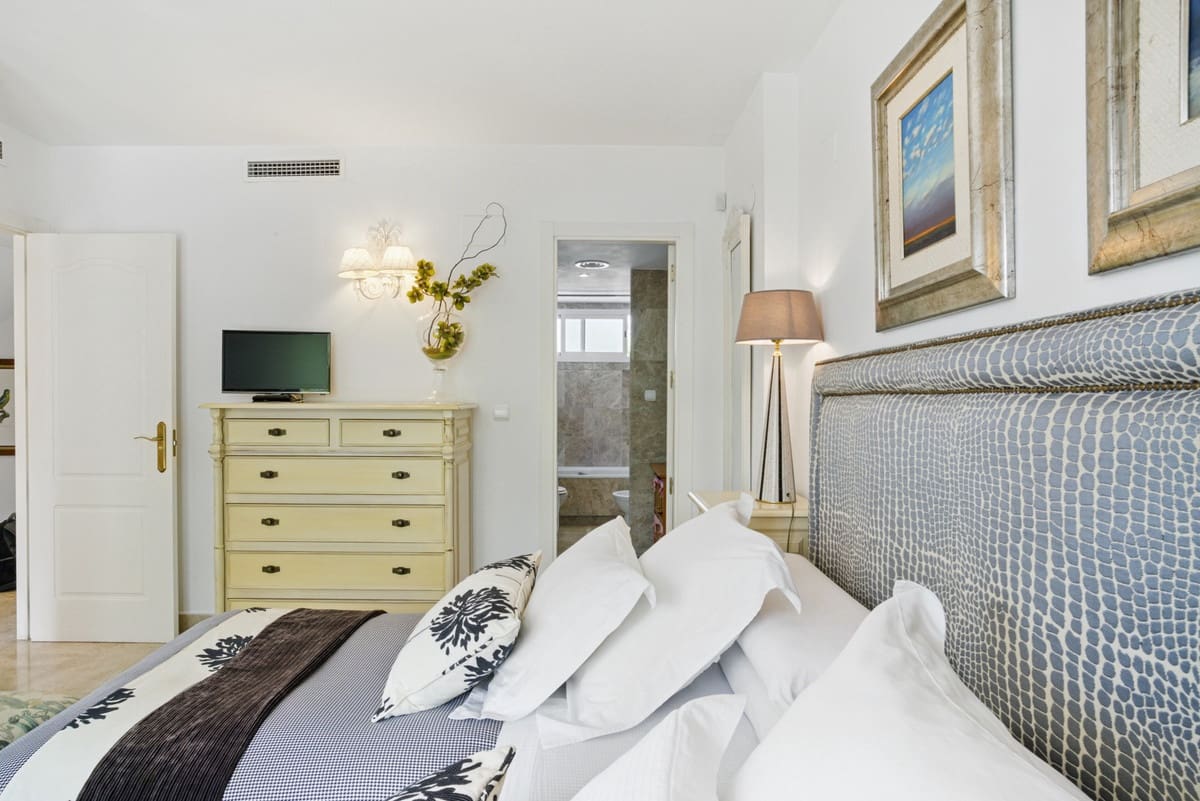 3 sypialnia Dom na sprzedaż w Nueva Andalucia z basenem garażem - 730 000 € (Ref: 9303254)