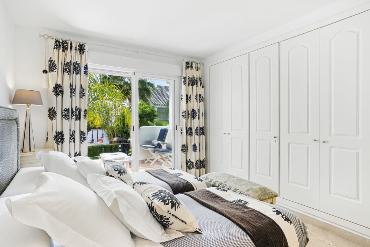 3 sypialnia Dom na sprzedaż w Nueva Andalucia z basenem garażem - 730 000 € (Ref: 9303254)