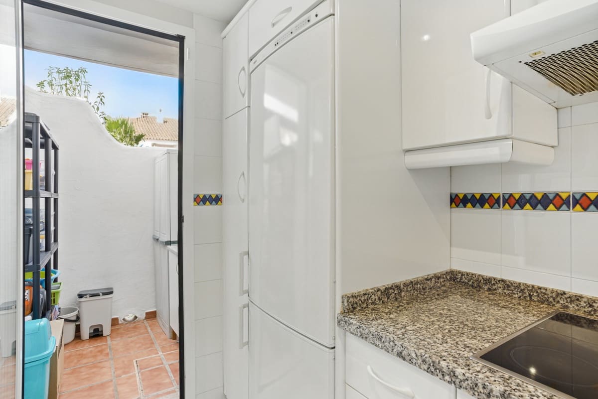 3 sypialnia Dom na sprzedaż w Nueva Andalucia z basenem garażem - 730 000 € (Ref: 9303254)