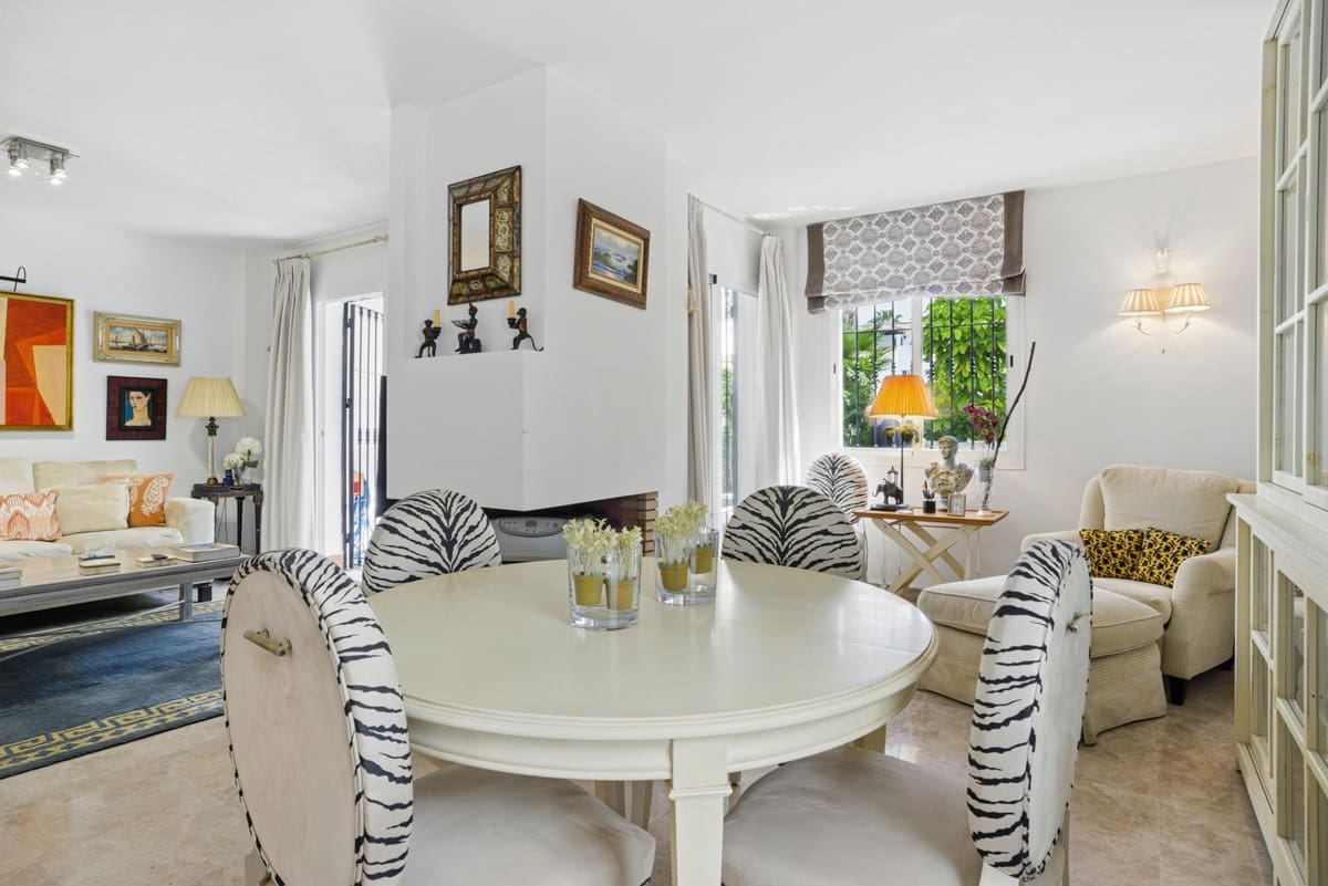 3 sypialnia Dom na sprzedaż w Nueva Andalucia z basenem garażem - 730 000 € (Ref: 9303254)