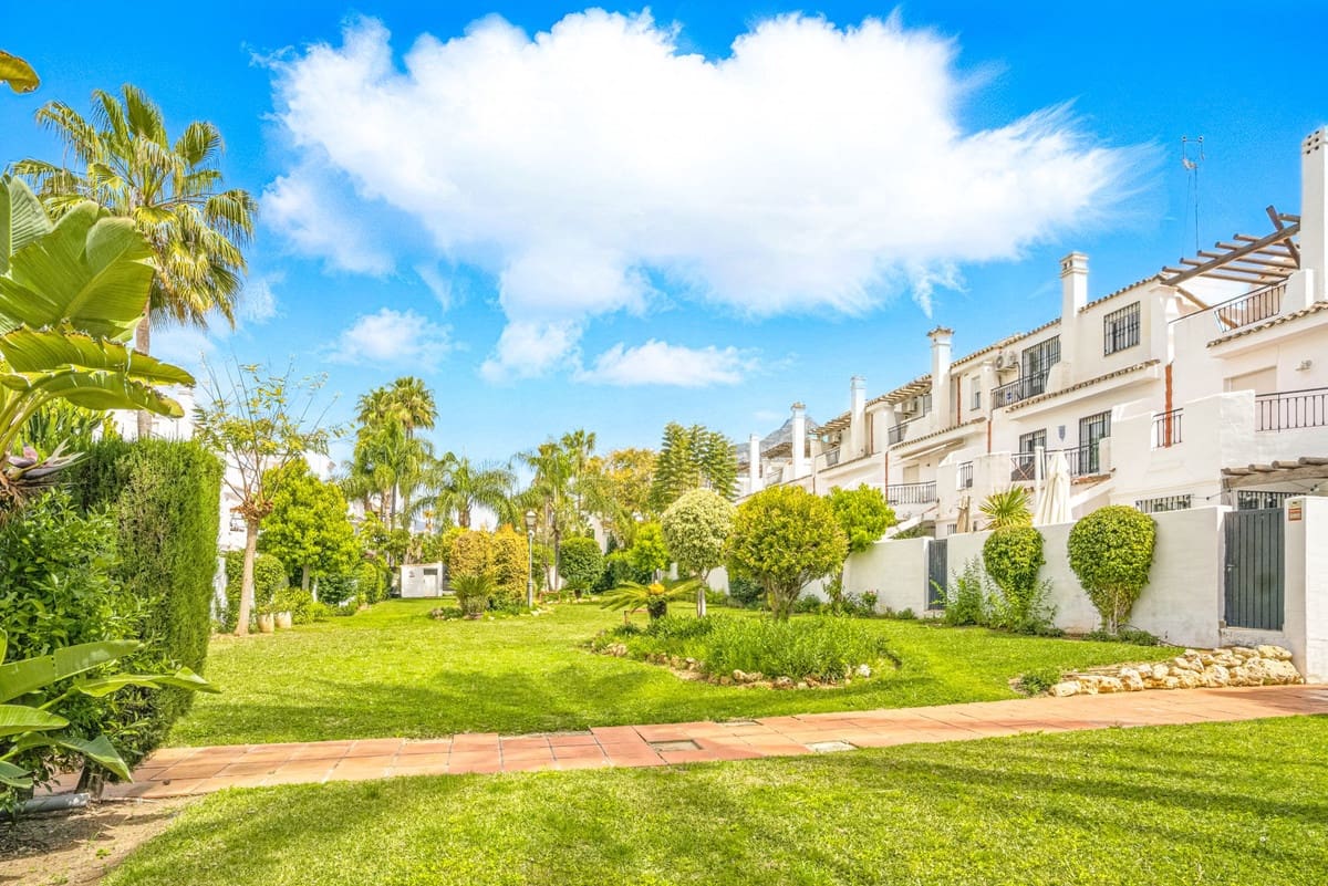 3 sypialnia Dom na sprzedaż w Nueva Andalucia z basenem garażem - 730 000 € (Ref: 9303254)