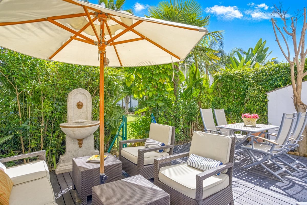 3 sypialnia Dom na sprzedaż w Nueva Andalucia z basenem garażem - 730 000 € (Ref: 9303254)