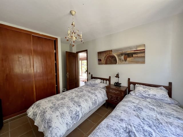 2 quarto Moradia para venda em Estepona com piscina garagem - 550 000 € (Ref: 9378753)