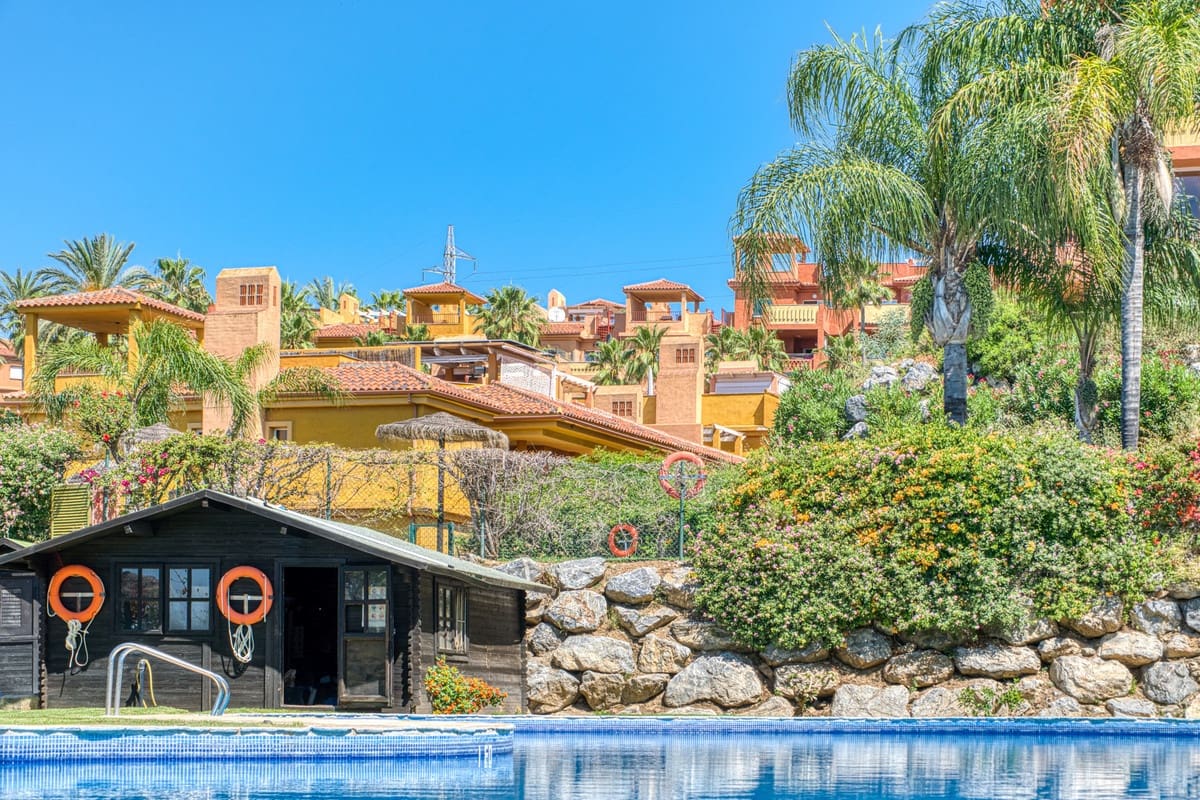 Apartamento de 2 habitaciones en Marbella en venta con piscina garaje - 359.000 € (Ref: 9385159)