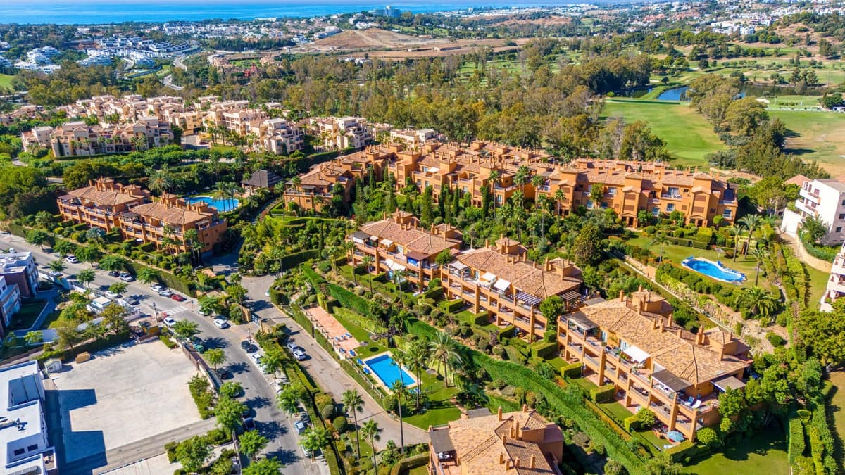 2 Zimmer Apartment zu verkaufen in Estepona mit Pool Garage - 455.000 € (Ref: 9385160)