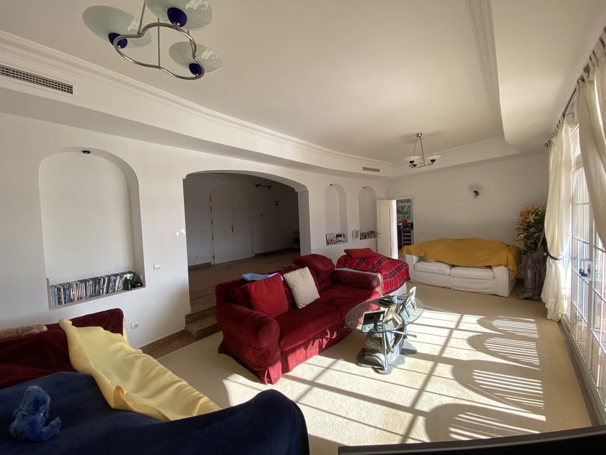 5 bedroom Villa for sale in Mijas Costa with pool garage - € 1,100,000 (Ref: 9402492)