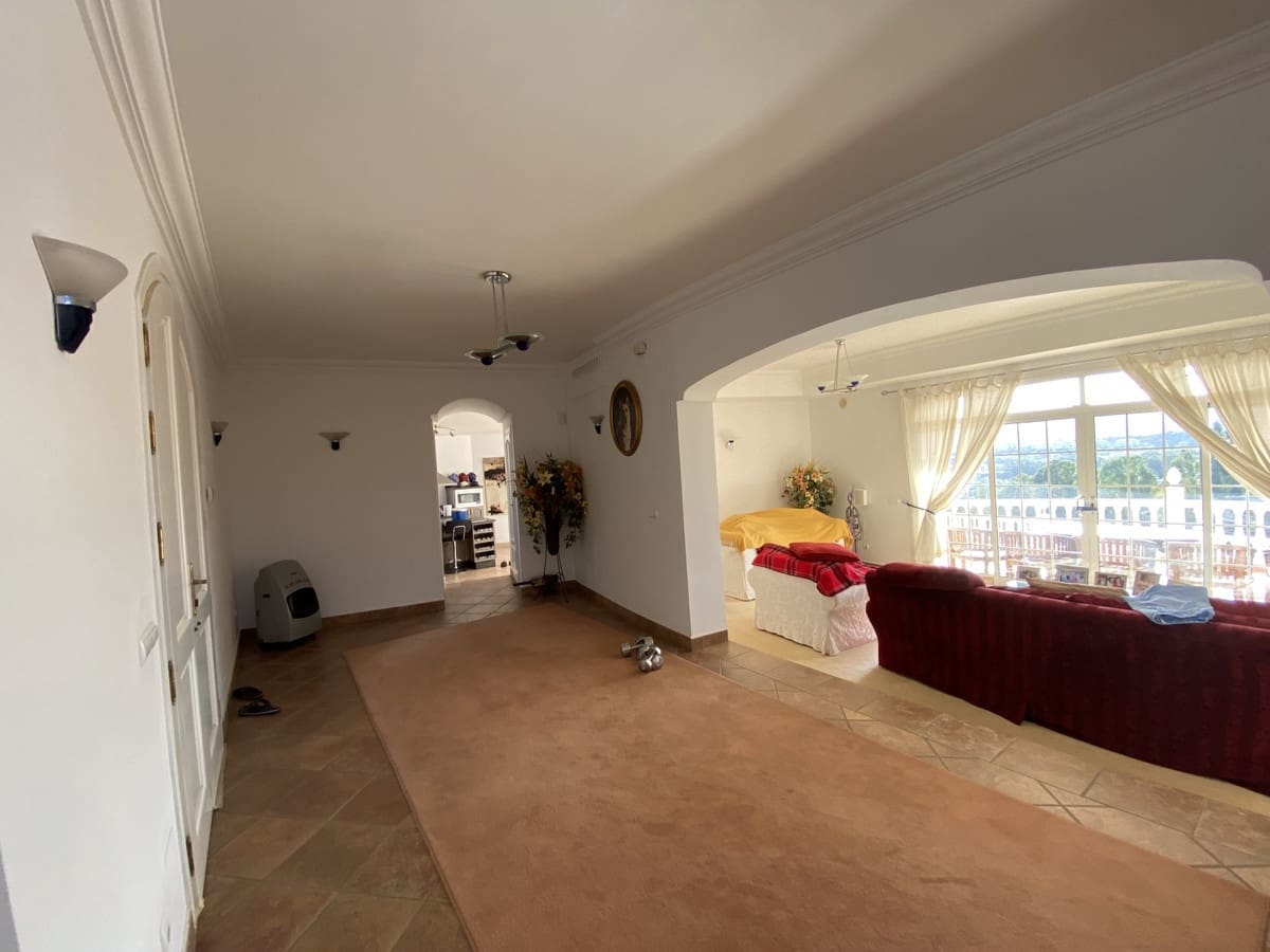 5 bedroom Villa for sale in Mijas Costa with pool garage - € 1,100,000 (Ref: 9402492)