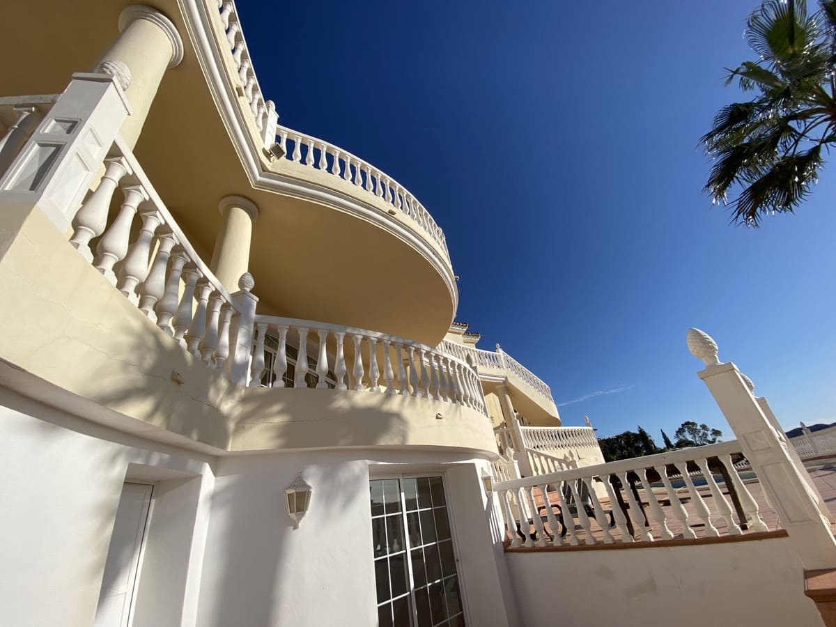 5 bedroom Villa for sale in Mijas Costa with pool garage - € 1,100,000 (Ref: 9402492)