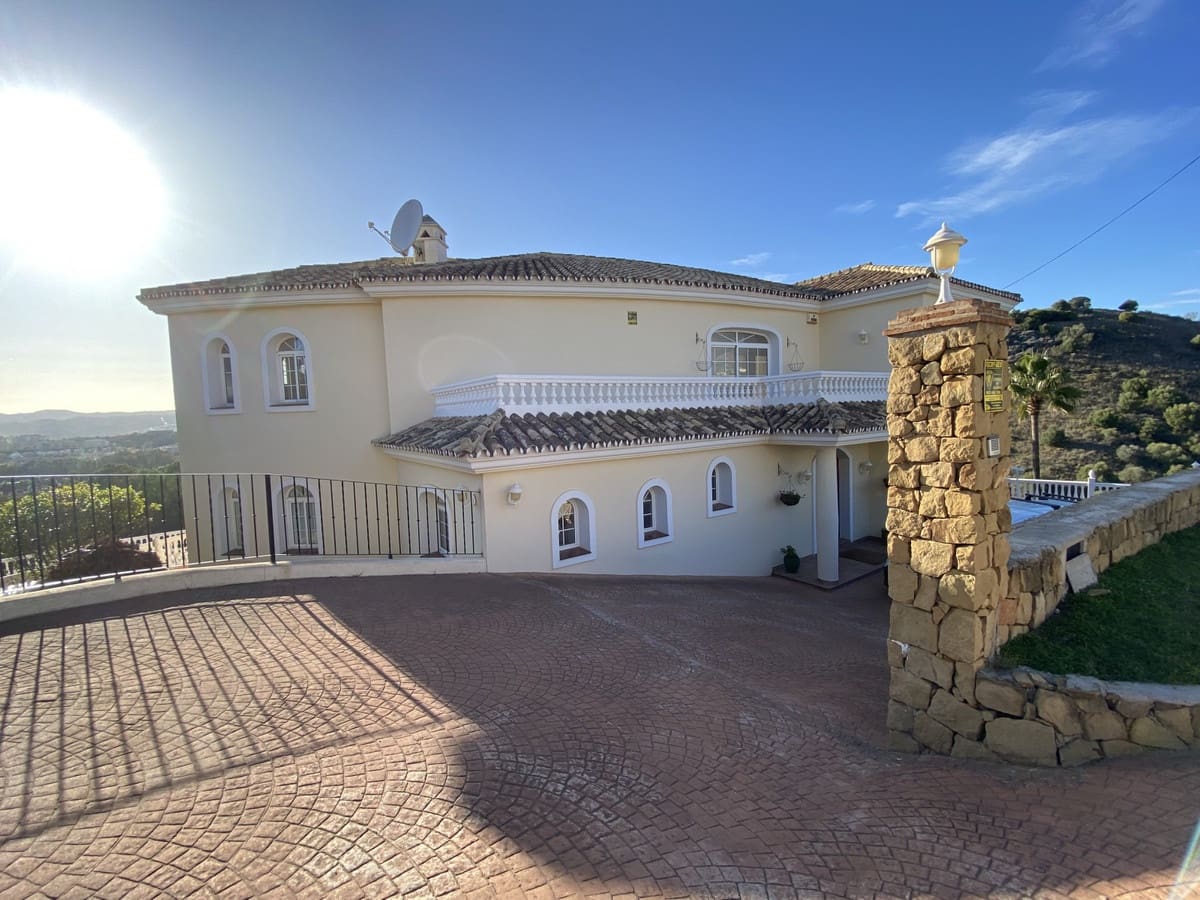 5 bedroom Villa for sale in Mijas Costa with pool garage - € 1,100,000 (Ref: 9402492)