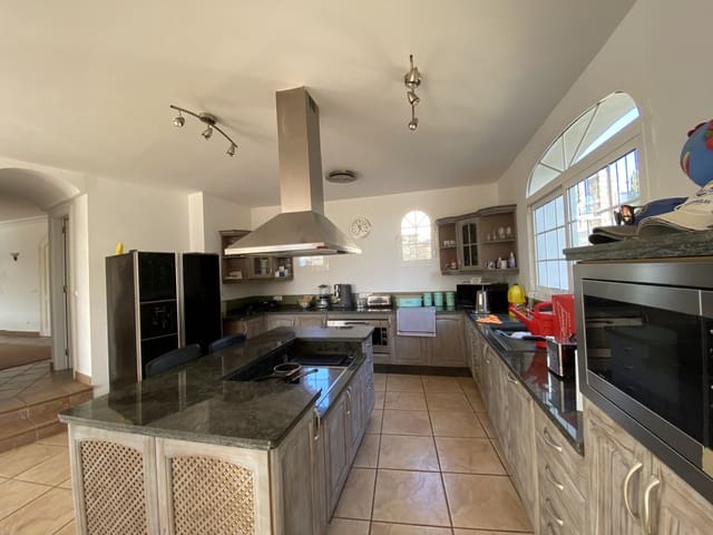 5 sovrum Villa till salu i Mijas Costa, Mijas med pool garage - 1 100 000 € (Ref: 9402492)