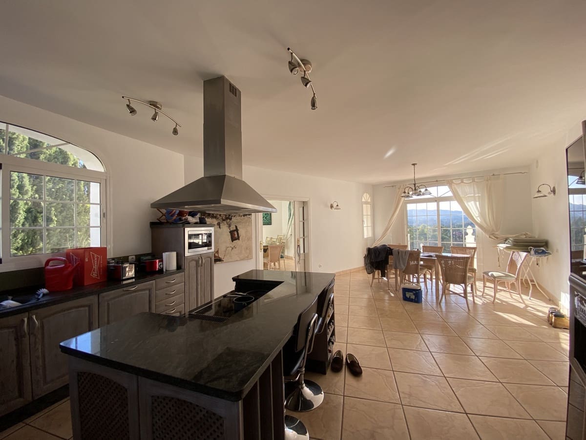 5 soveværelse Villa til salg i Mijas Costa med swimmingpool garage - € 1.100.000 (Ref: 9402492)