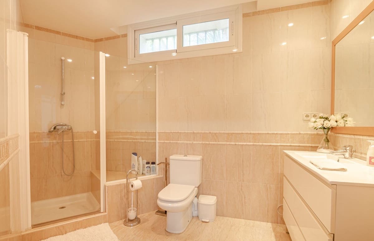 6 quarto Moradia para venda em Benahavis com piscina garagem - 2 689 000 € (Ref: 9413661)