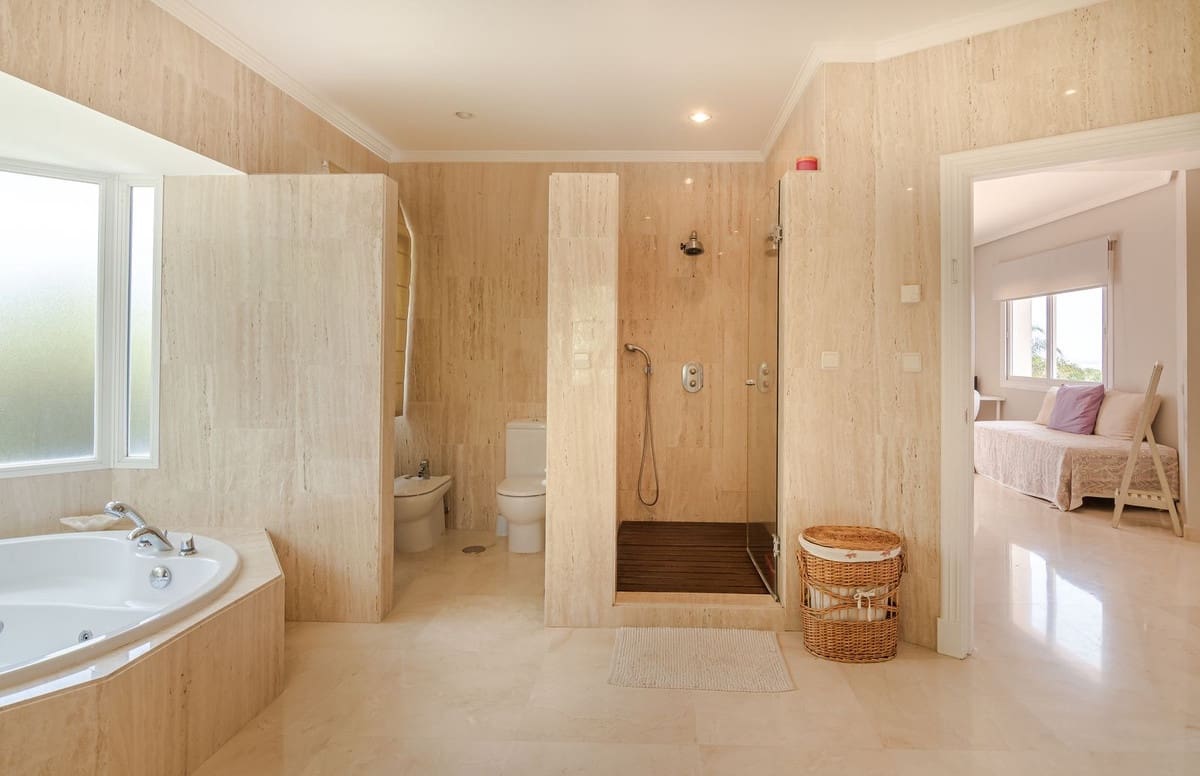 6 quarto Moradia para venda em Benahavis com piscina garagem - 2 689 000 € (Ref: 9413661)