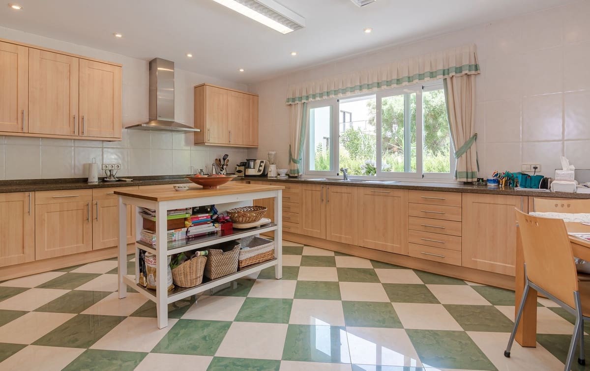 6 quarto Moradia para venda em Benahavis com piscina garagem - 2 689 000 € (Ref: 9413661)