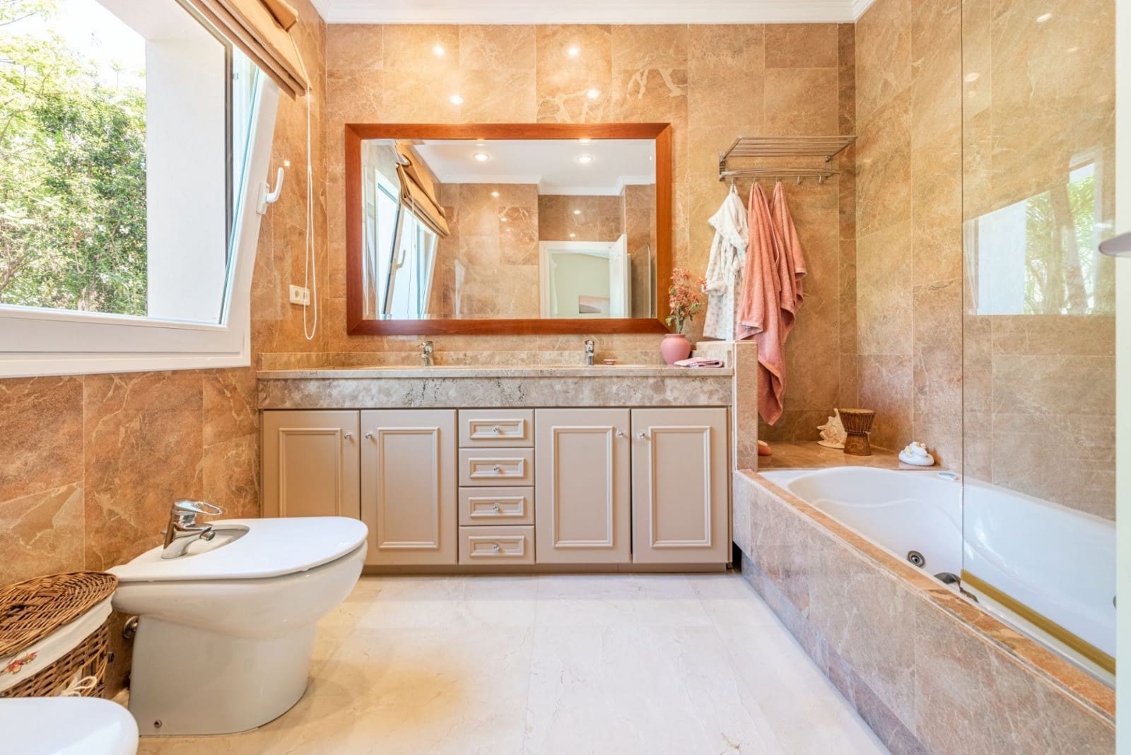 6 quarto Moradia para venda em Benahavis com piscina garagem - 2 689 000 € (Ref: 9413661)