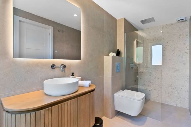 4 soveværelse Byhus til salg i Marbella med swimmingpool - € 1.099.000 (Ref: 9413665)