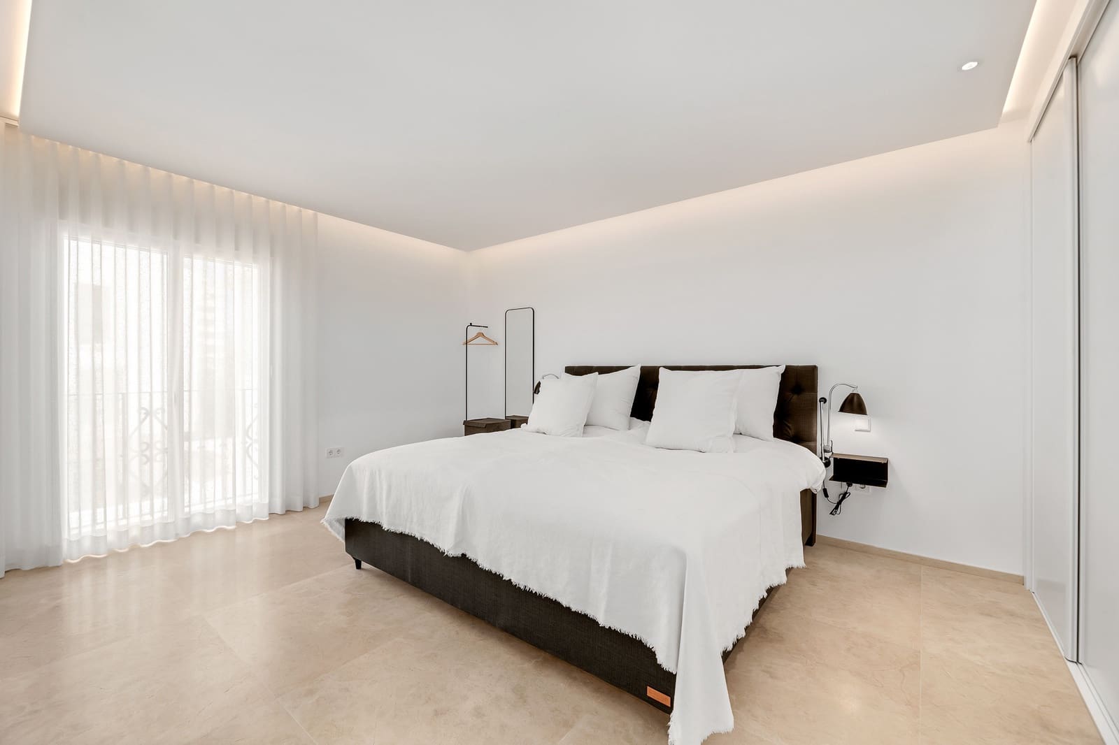 2 bedroom Penthouse for sale in Marbella with garage - € 1,395,000 (Ref: 9413687)