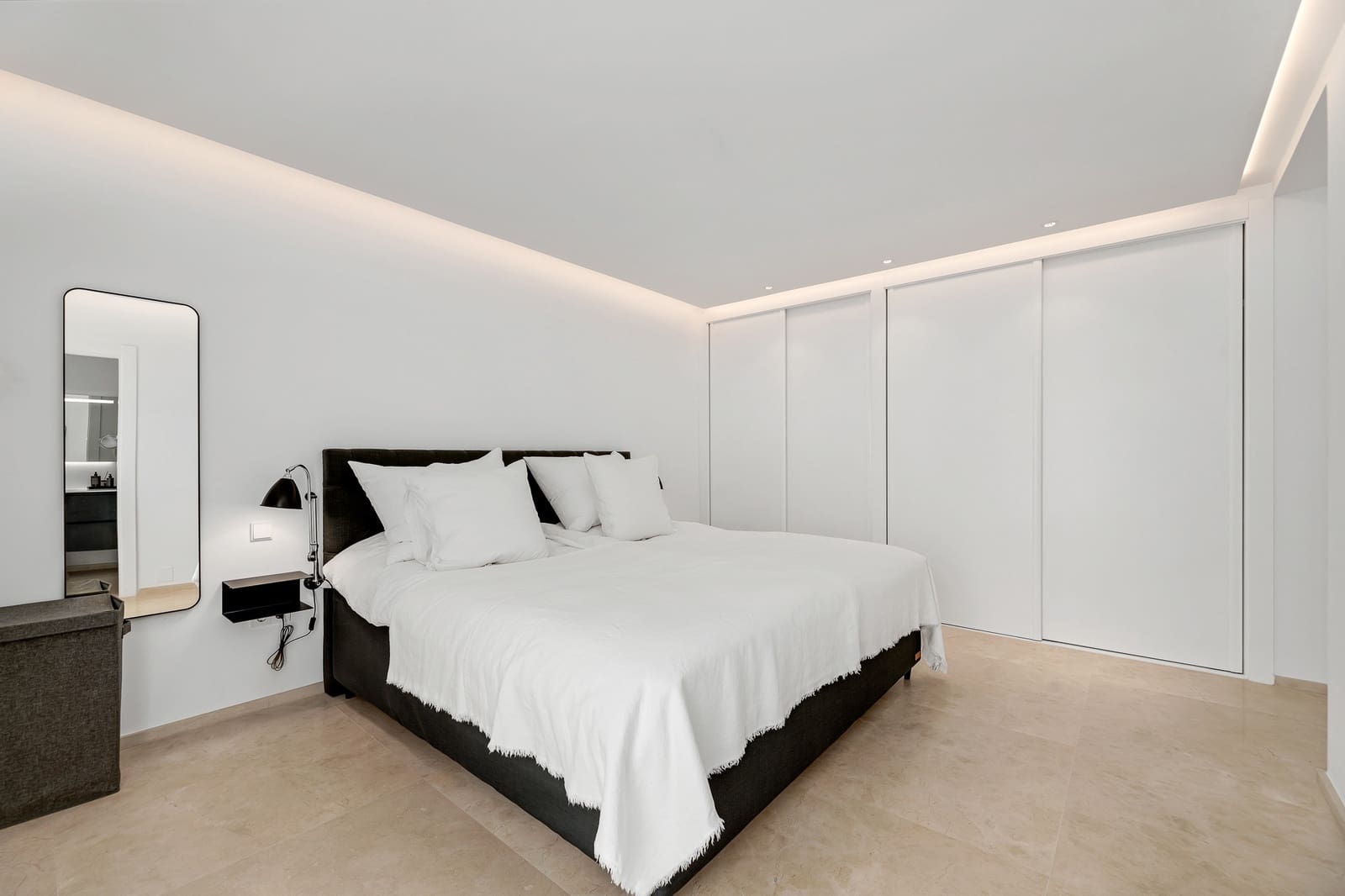 2 bedroom Penthouse for sale in Marbella with garage - € 1,395,000 (Ref: 9413687)