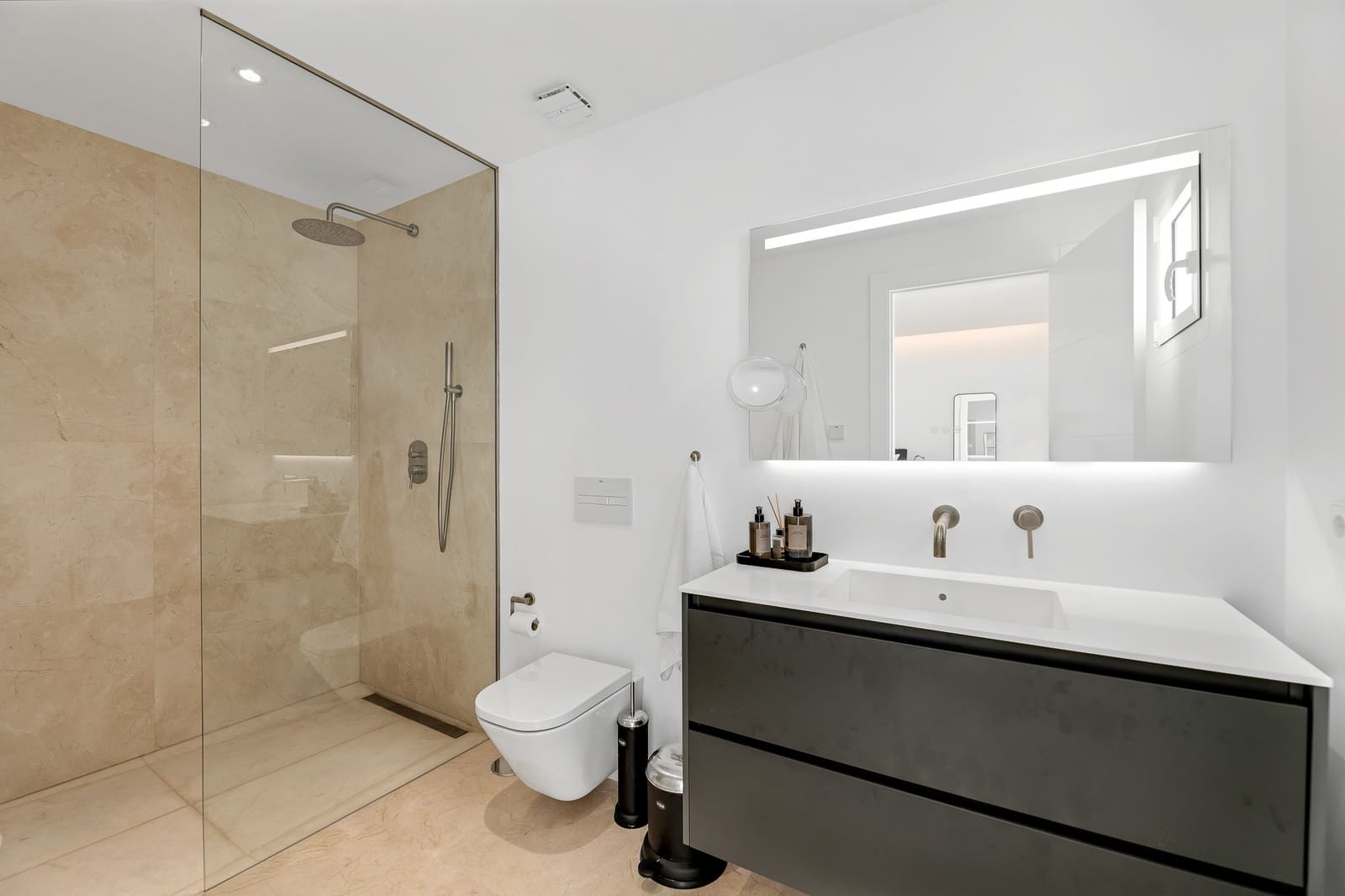 2 bedroom Penthouse for sale in Marbella with garage - € 1,395,000 (Ref: 9413687)
