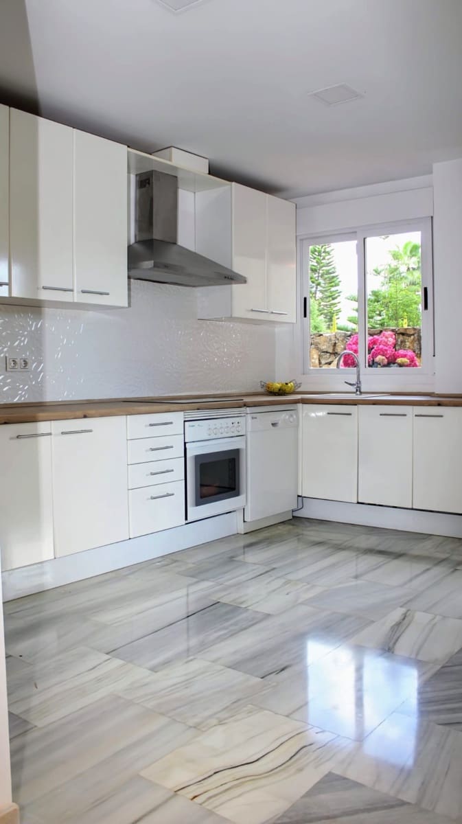 4 makuuhuone Huvila myytävänä paikassa Benahavis mukana uima-altaan 
autotalli - 679 000 € (Ref: 9419164)