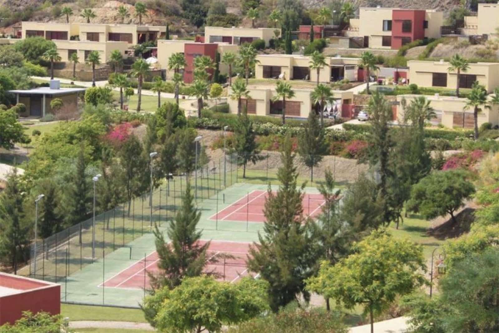 4 makuuhuone Huvila myytävänä paikassa Benahavis mukana uima-altaan 
autotalli - 679 000 € (Ref: 9419164)