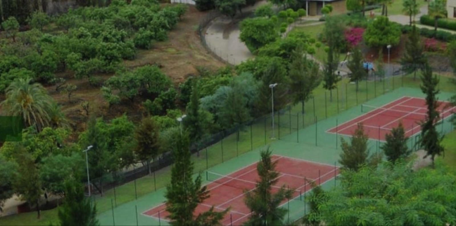 4 makuuhuone Huvila myytävänä paikassa Benahavis mukana uima-altaan 
autotalli - 679 000 € (Ref: 9419164)