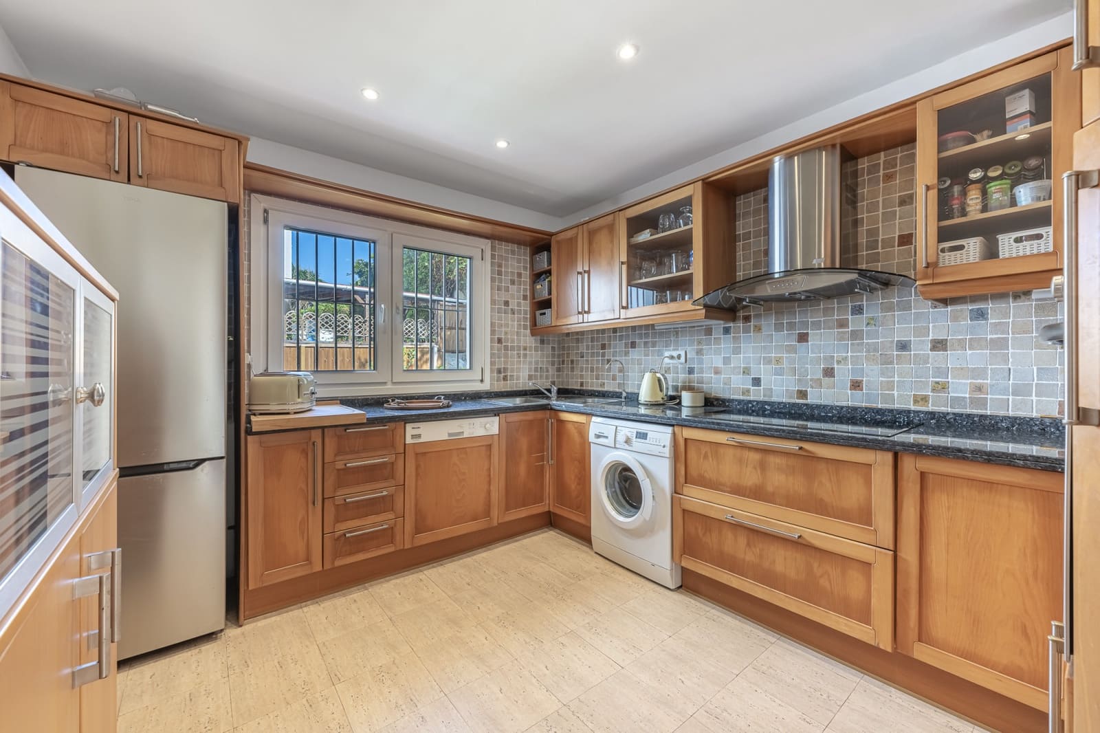 3 bedroom Villa for sale in La Duquesa / Puerto de la Duquesa with pool - € 475,000 (Ref: 9419177)