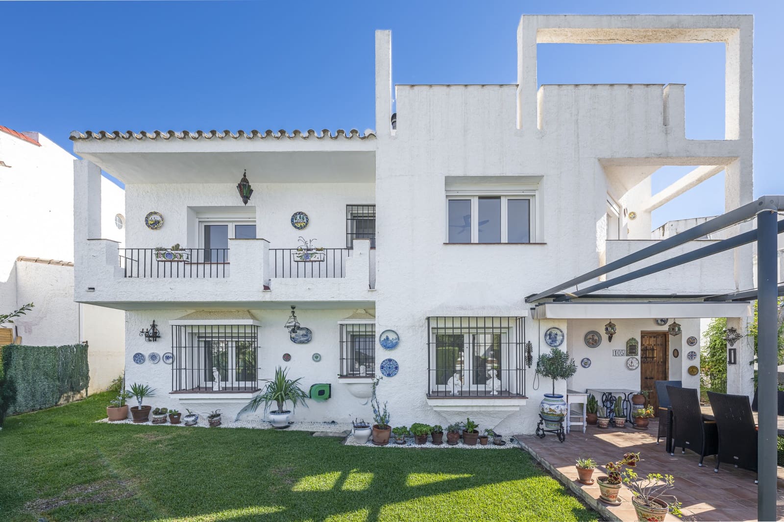3 bedroom Villa for sale in La Duquesa / Puerto de la Duquesa with pool - € 475,000 (Ref: 9419177)