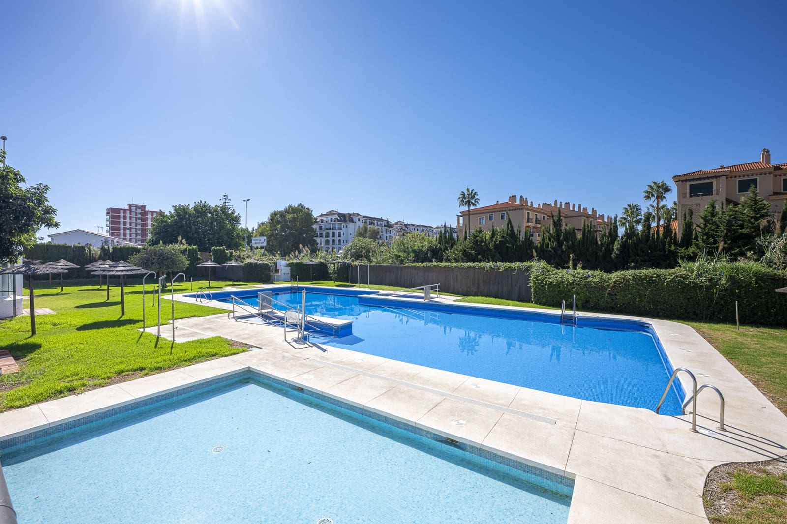 3 bedroom Villa for sale in La Duquesa / Puerto de la Duquesa with pool - € 475,000 (Ref: 9419177)