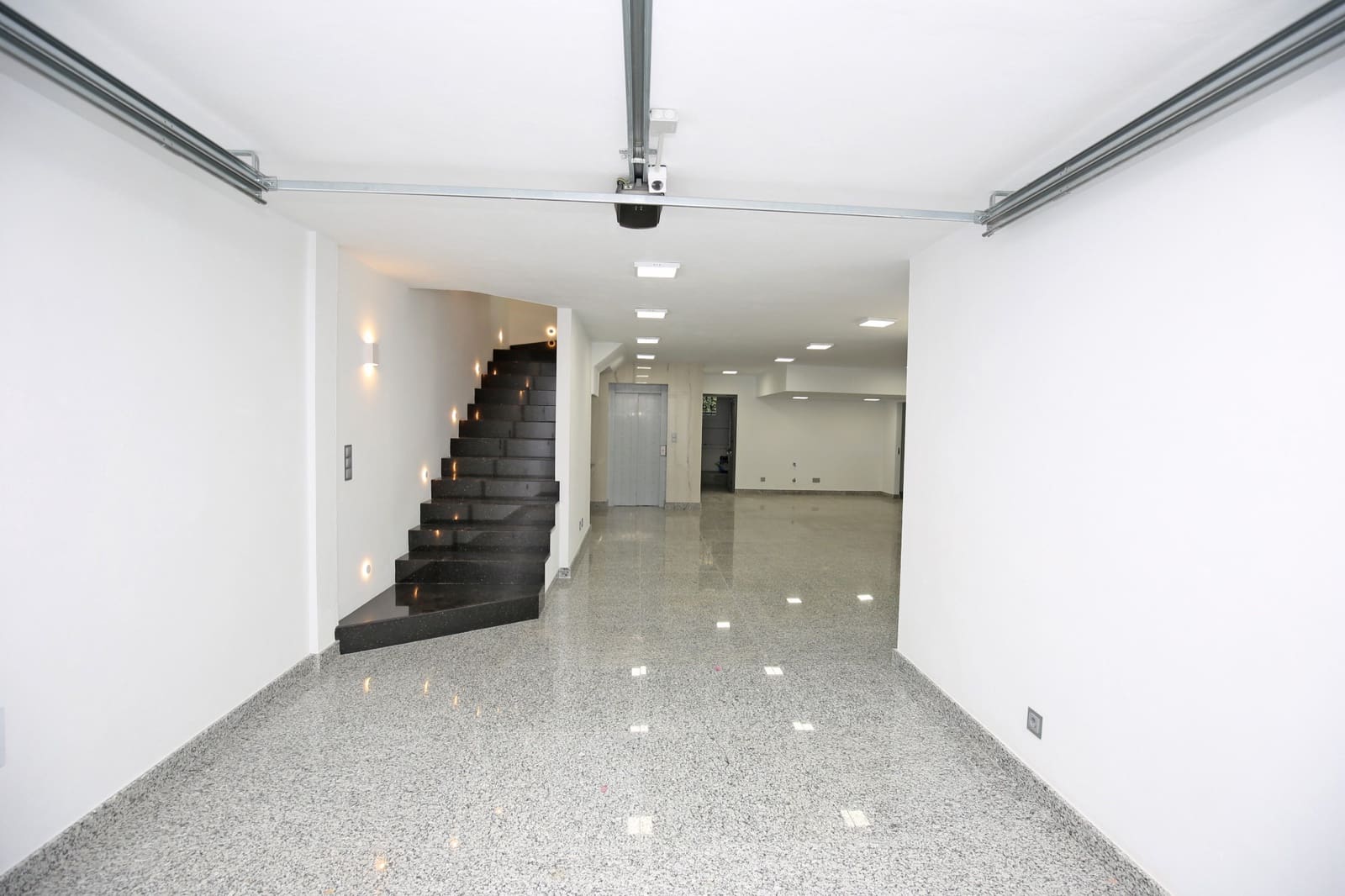 5 slaapkamer Huis te koop in Nueva Andalucia met zwembad - € 1.850.000 (Ref: 9429522)