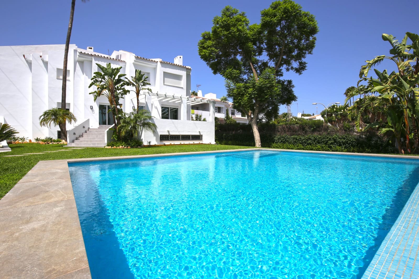 5 slaapkamer Huis te koop in Nueva Andalucia met zwembad - € 1.850.000 (Ref: 9429522)