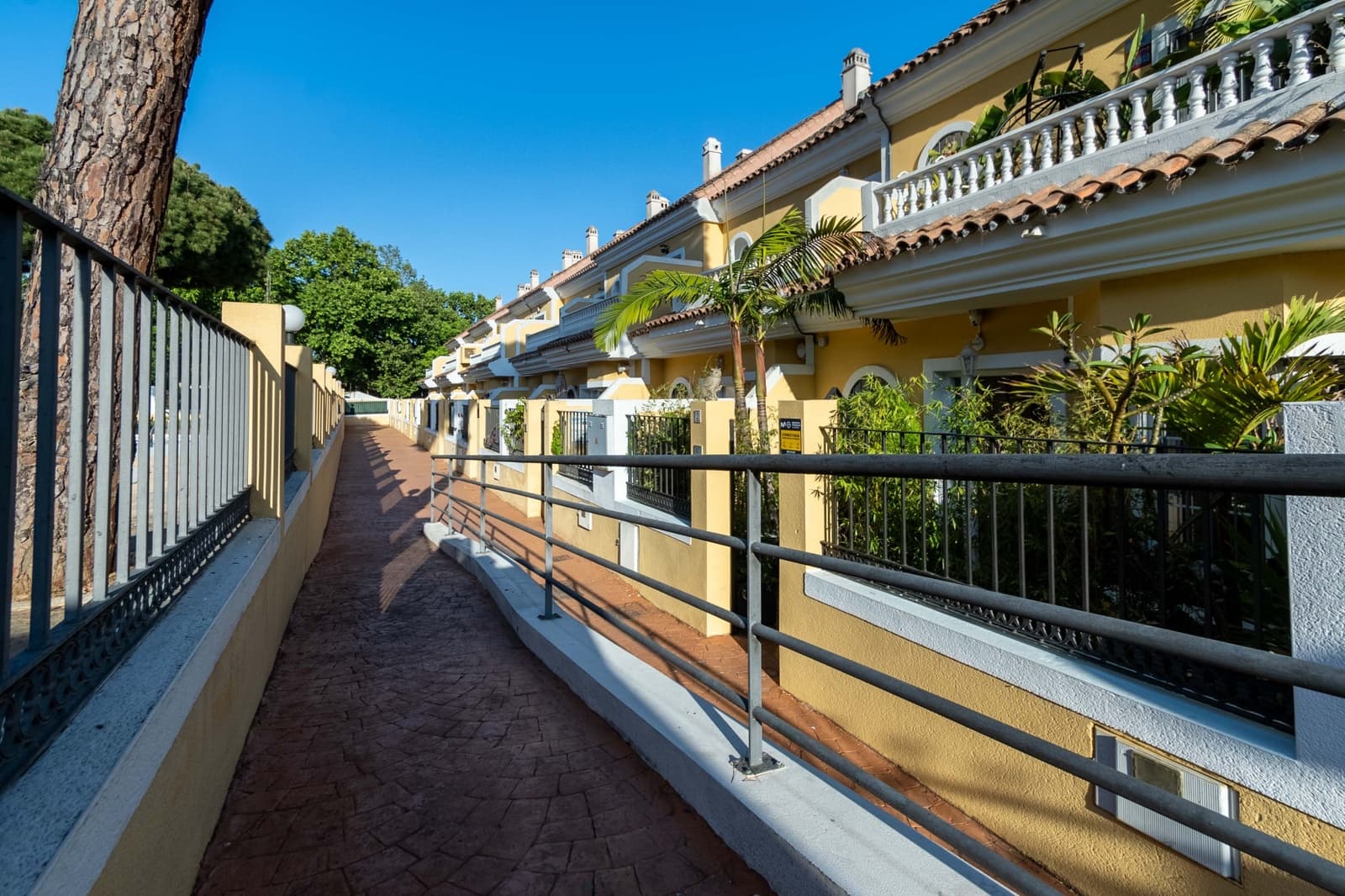 4 sypialnia Dom na sprzedaż w Sitio de Calahonda z basenem garażem - 660 000 € (Ref: 9439529)