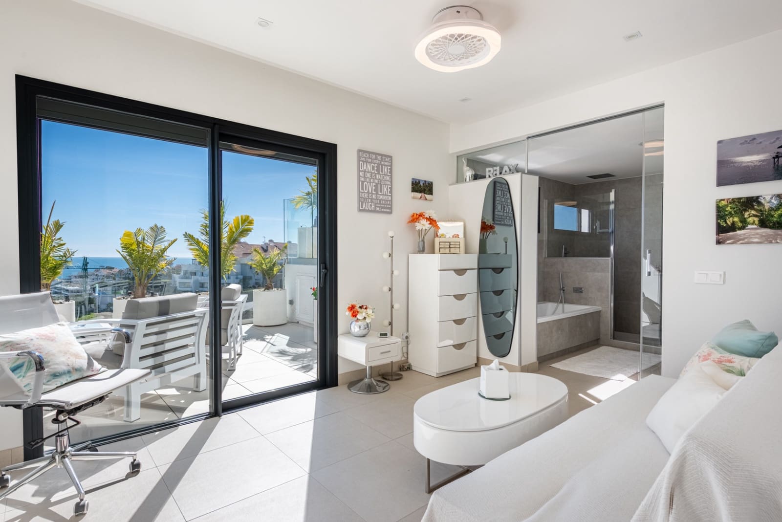 2 soverom Penthouse til salgs i La Cala de Mijas med svømmebasseng garasje - € 995 000 (Ref: 9445858)