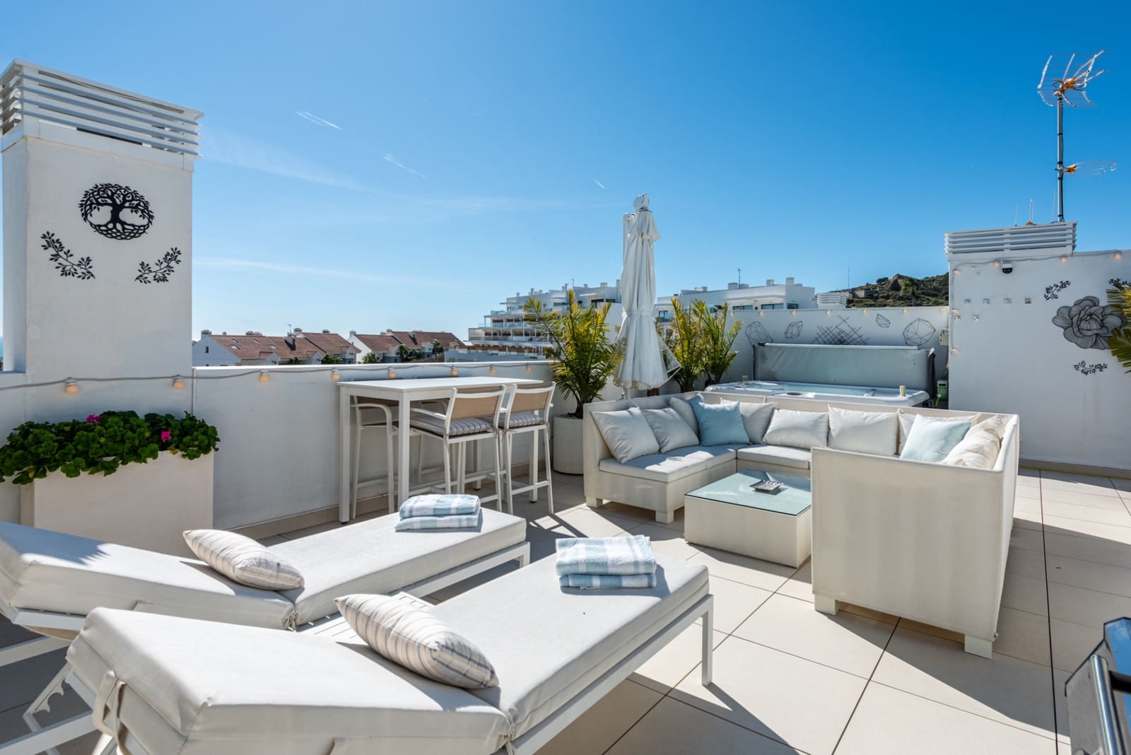 2 soverom Penthouse til salgs i La Cala de Mijas med svømmebasseng garasje - € 995 000 (Ref: 9445858)