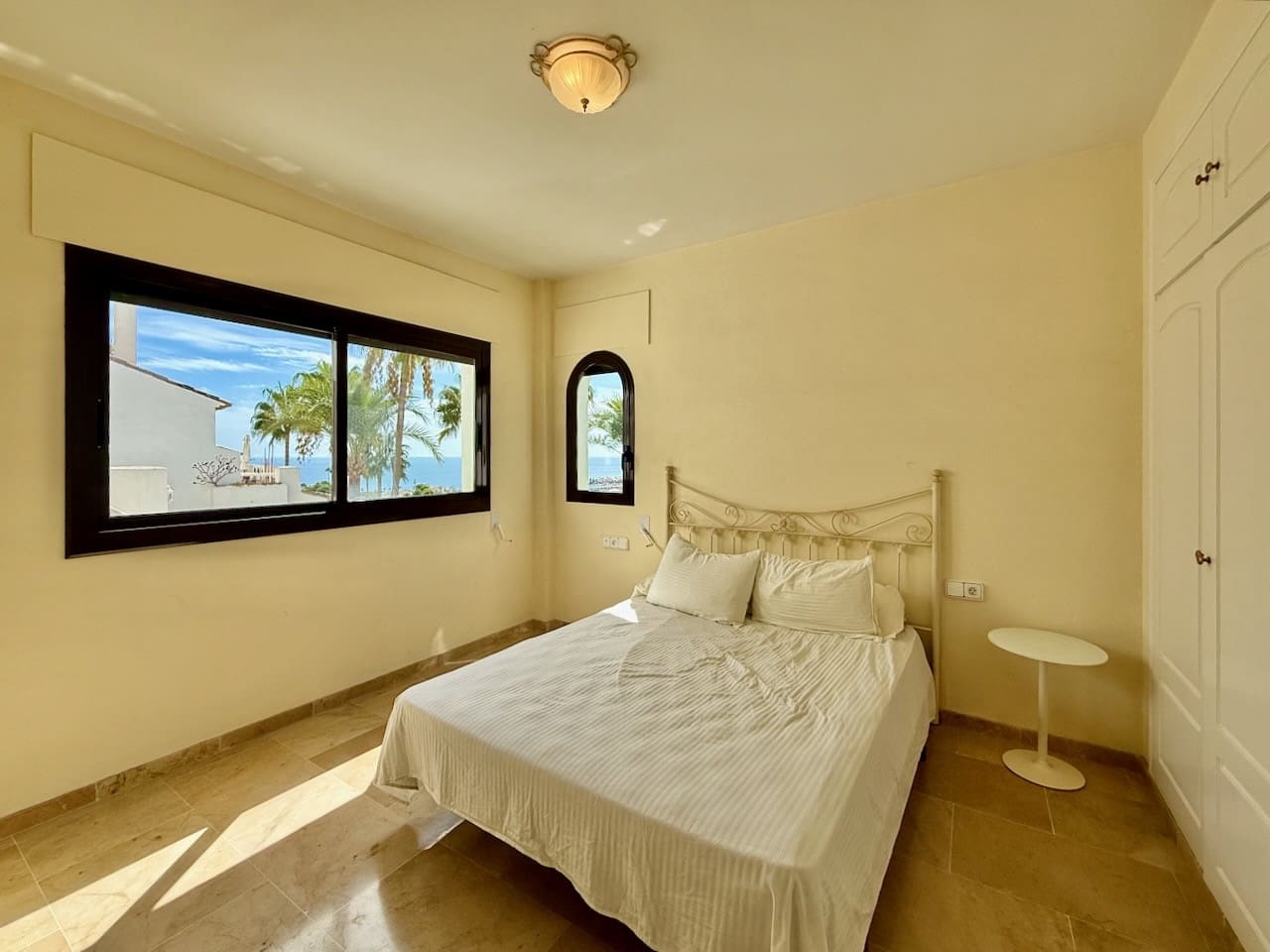 3 sypialnia Apartament na sprzedaż w La Duquesa / Puerto de la Duquesa z basenem garażem - 325 000 € (Ref: 9468148)