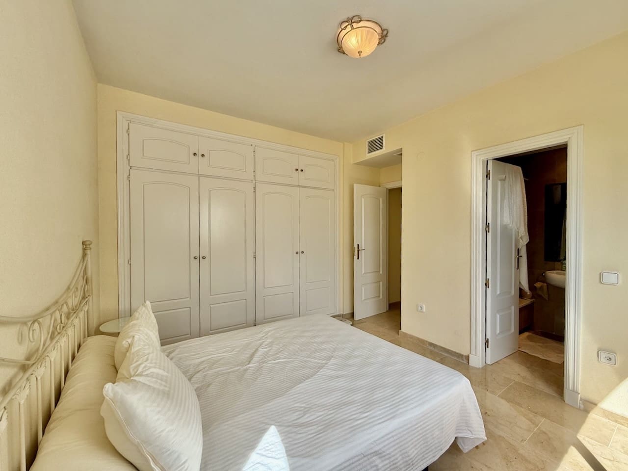 3 sypialnia Apartament na sprzedaż w La Duquesa / Puerto de la Duquesa z basenem garażem - 325 000 € (Ref: 9468148)