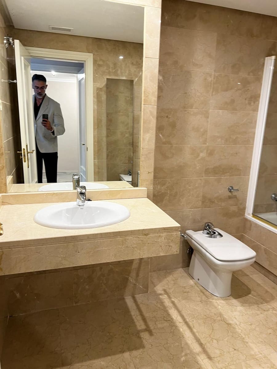 2 soverom Leilighet til salgs i Nueva Andalucia med svømmebasseng garasje - € 379 500 (Ref: 9491099)