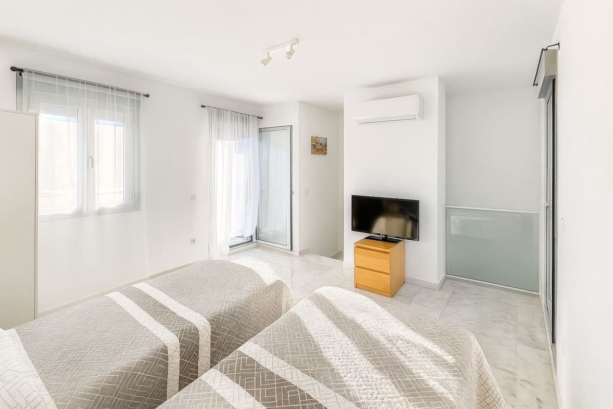 3 sypialnia Apartament na sprzedaż w Riviera del Sol z basenem garażem - 420 000 € (Ref: 9554584)