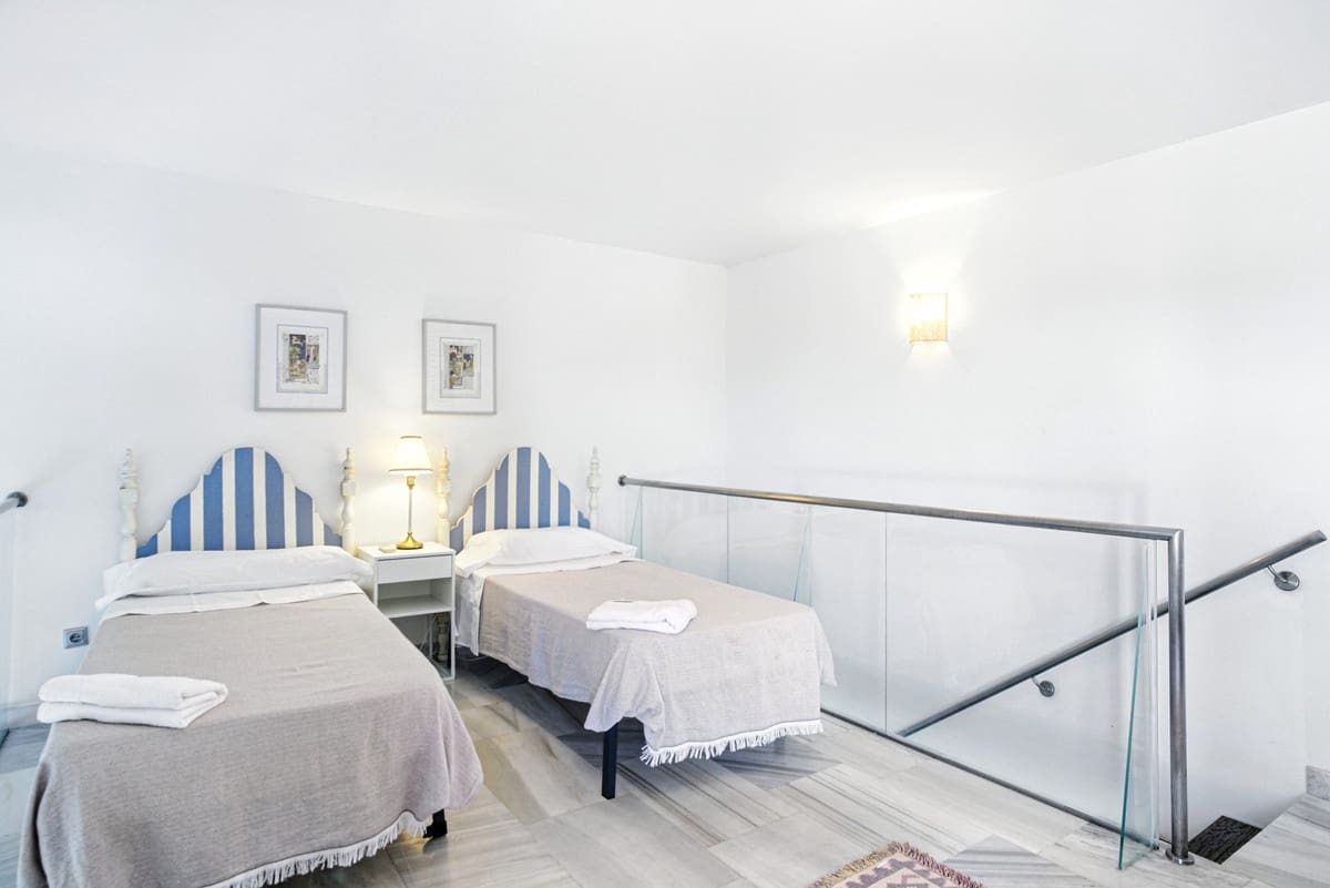 3 chambre Penthouse à vendre à Estepona avec piscine garage - 430 000 € (Ref: 9560947)